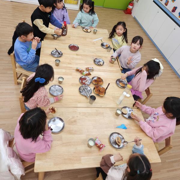겨울방학 돌봄 활동: 아동요리(딸기케이크)